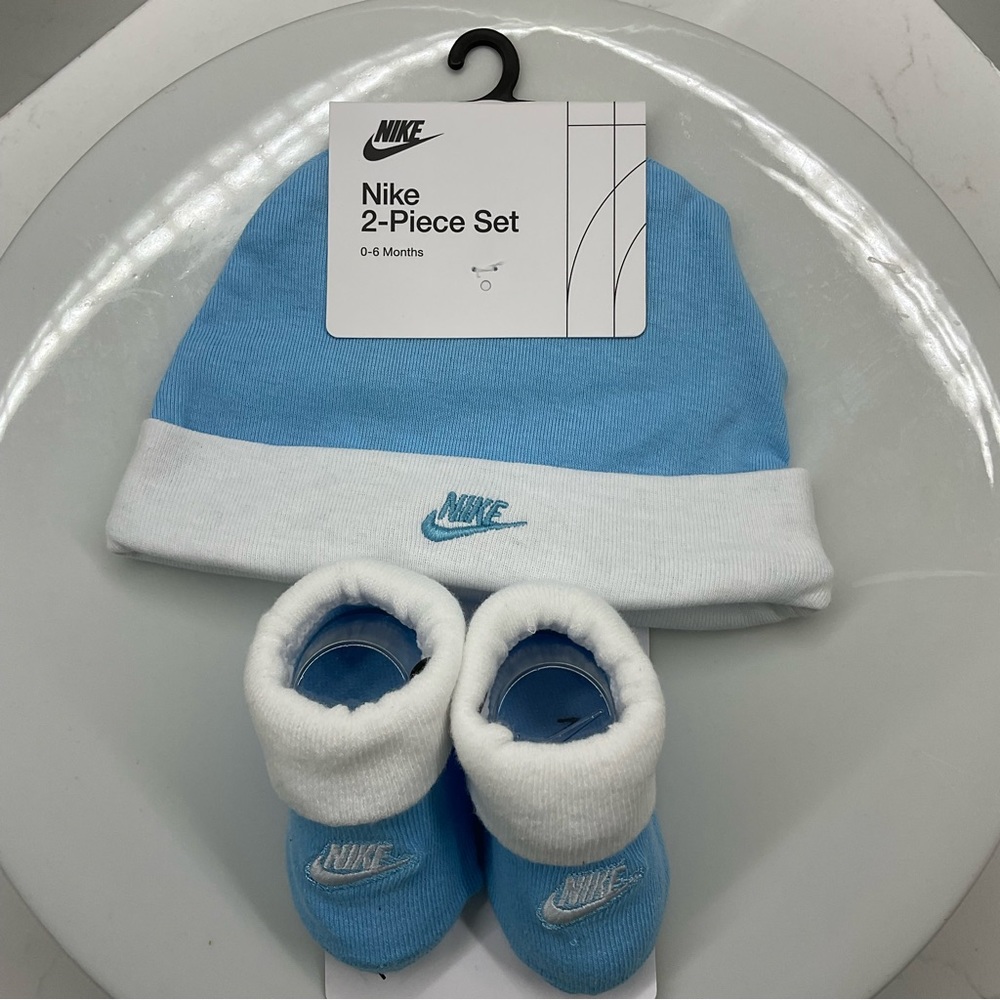 Nike 2-piece set hat/booties 0-6 months NWT